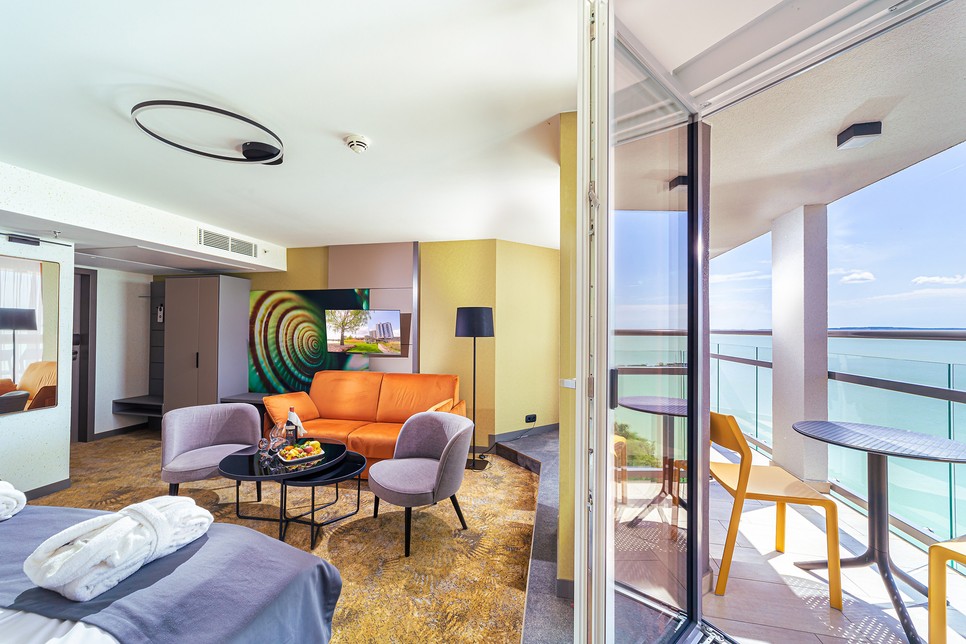 A Hotel Helikon a hely, ahol a klasszikus balatoni hangulat és a mai utazási igények találkoznak.