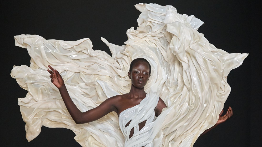 A textilszobrászat a ruhakészítés művészeti kifejezését új dimenzióba emeli, a divat határait átlépve képzőművészeti alkotásokat teremt. A kortárs textilszobrászat művészeti dimenziókat nyit a hagyományos divatkoncepciókon túl.