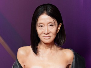 A 76 éves Vera Wang szettjéből ordít a meztelenség, óriási feltűnést keltett a divattervező