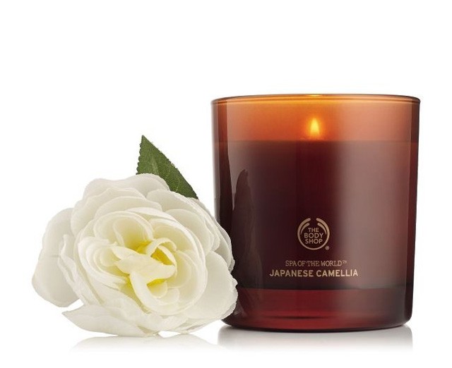 Egy csodás illatú impozáns gyertya mindig kellemes perceket okoz majd, amikor meggyújták, emellett dekorációként sem utolsó. THE BODY SHOP 5690 Ft