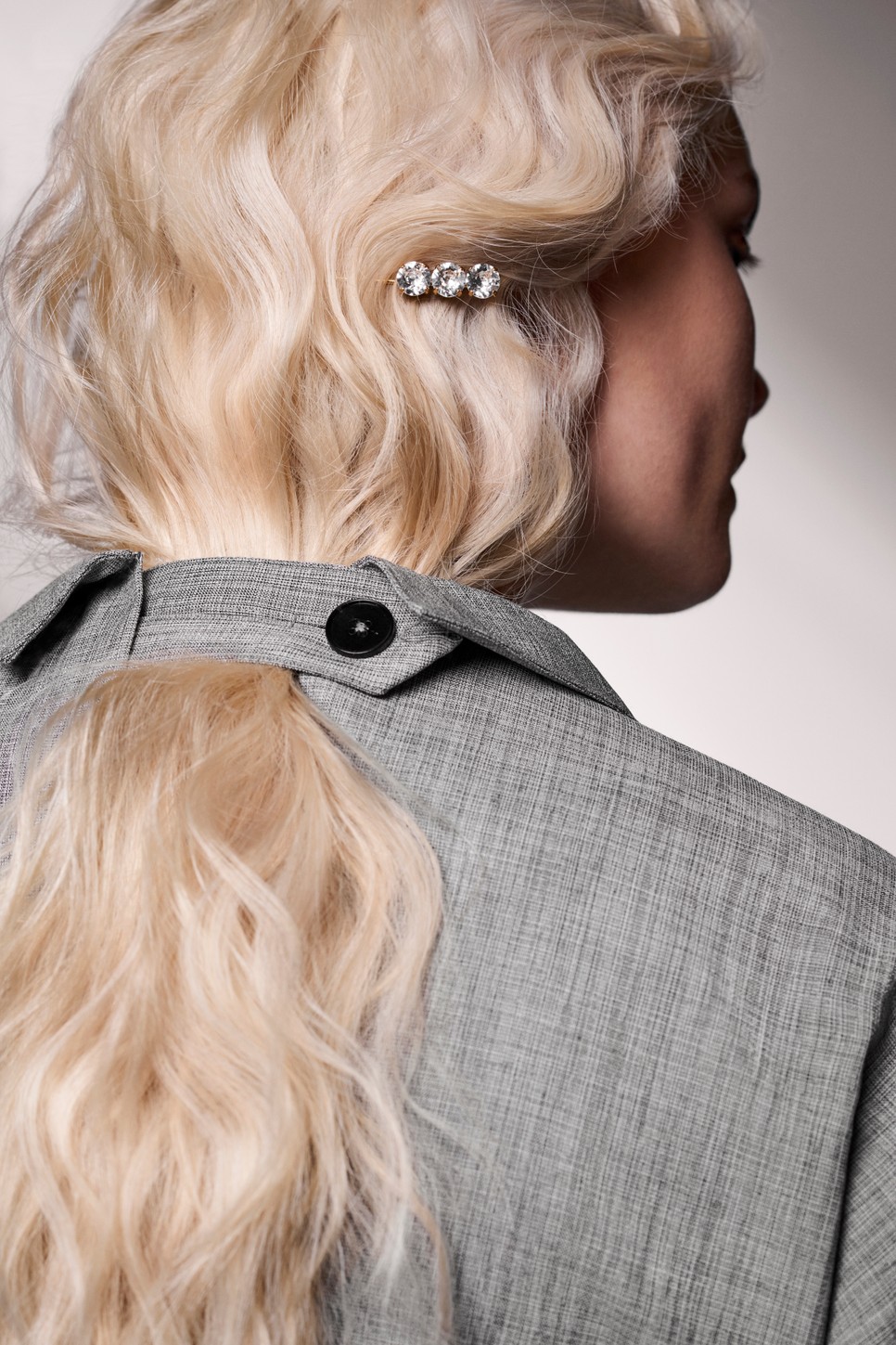 A szőke az egyik legsokoldalúbb hajszín, viszont a legmacerásabb és a legköltségesebb is. // Kabát: Jil Sander Hajcsat: Sabrina Dehof