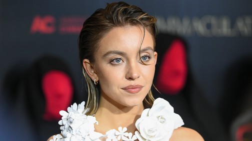 Sydney Sweeney melleit csak néhány aprócska virág takarta a vörös szőnyegen