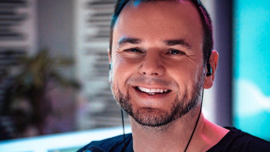 Beszélgetés Juhász Gergely rádiós műsorvezetővel: „Egyetlen műsoromhoz sem állok hozzá úgy, hogy na, itt egy újabb adás, toljuk le valahogy”