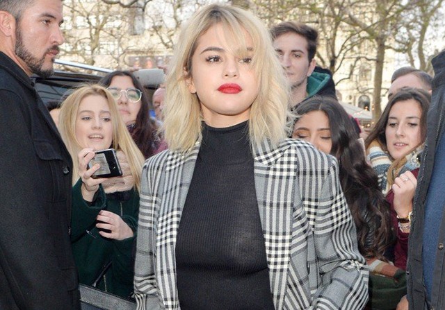 Selena Gomez cicivillantós felsőben