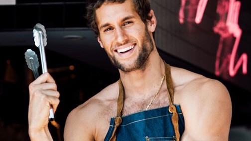 Ez a pasi egyébként szakács, de jó ég, milyen hasa van!