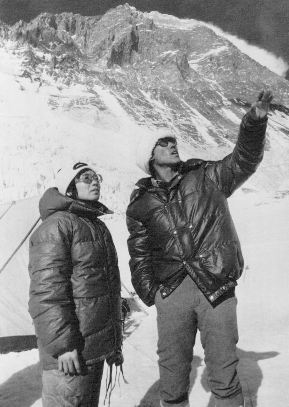 Mintegy két héttel a második tábor közelében lőtt kép elkészülte után Junko Tabei és Sirdar Ang Tsering felért a Mount Everest csúcsára (1975. május)