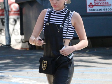 Ilyen Miley Cyrus trendmixe: bőr kertésznadrág, haspoló