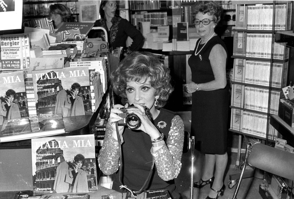 Gina Lollobrigida a Mia Italia című fotóalbumával