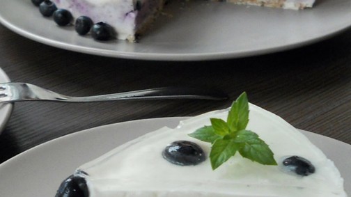 Áfonyás joghurttorta - Mutatós torta diétásan és sütés nélkül!