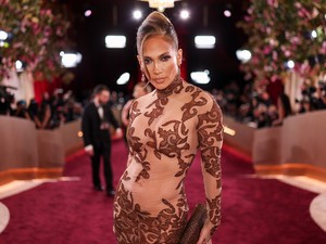 Jennifer Lopez zavarbaejtő dekoltázst villantott, csak úgy vonzotta a tekinteteket a gálán