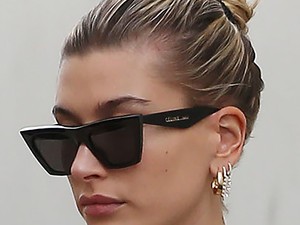 Nem, ez nem egy mém, Hailey Bieber tényleg ilyen óriáskabátban ment az utcára