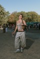 Y2K és streetwear, az idei év nagy visszatérői. A megjelenésben a bő szabású nadrágot állatmintás, testhezálló felső és sportcipő egészíti ki. A feltűnő kiegészítők és a vintage hangulat játékossá, egyedivé és kissé vagánnyá teszik a végeredményt.