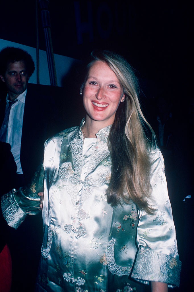 A várandós Meryl Streep ragyogó mosollyal, egy elegáns ezüstös brokátkabátban állt a kamerák elé, az 1970-es évek elején New York-ban.