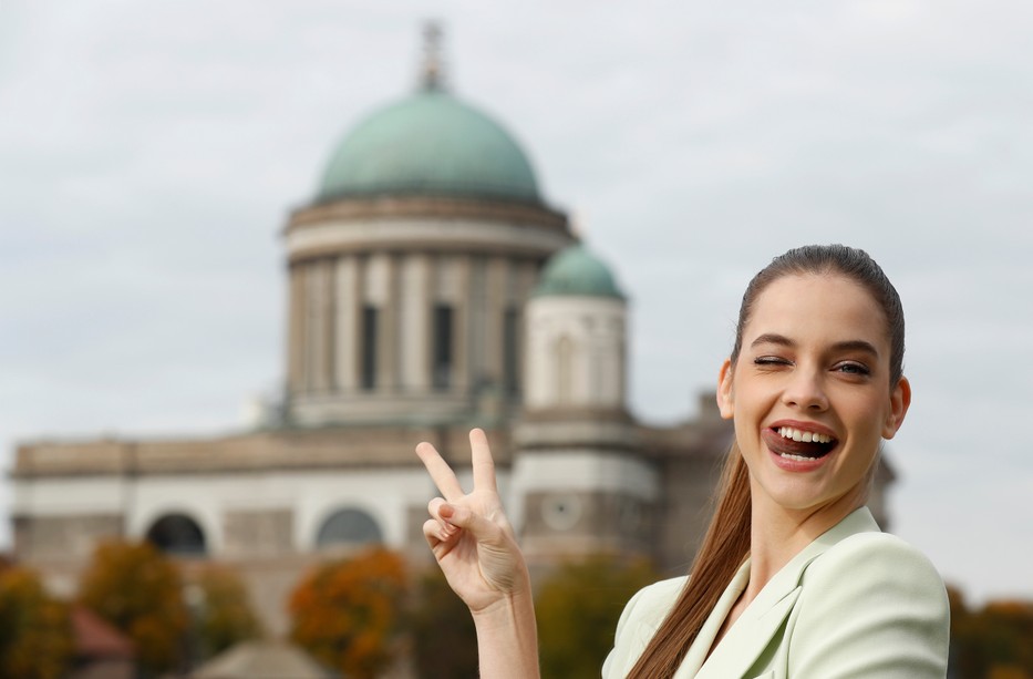 Palvin Barbara volt az MTV EMA magyar helyi tudósítója és egyik szettje dögösebb volt mint a másik