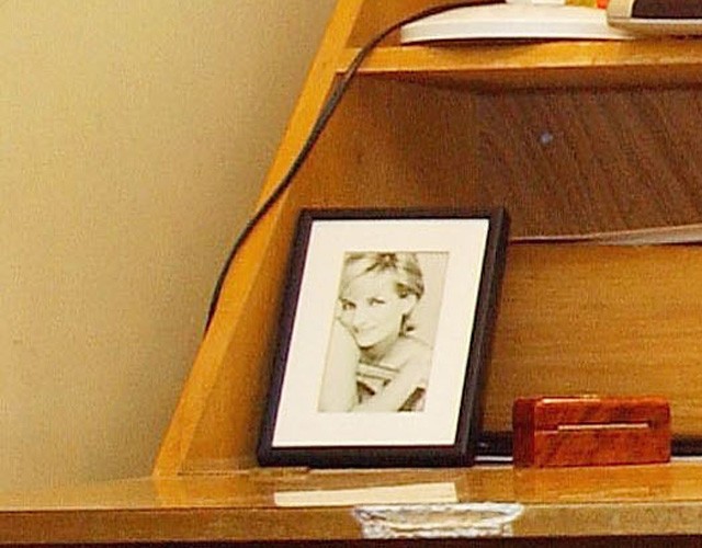 Lady Diana portréja Harry herceg íróasztalán