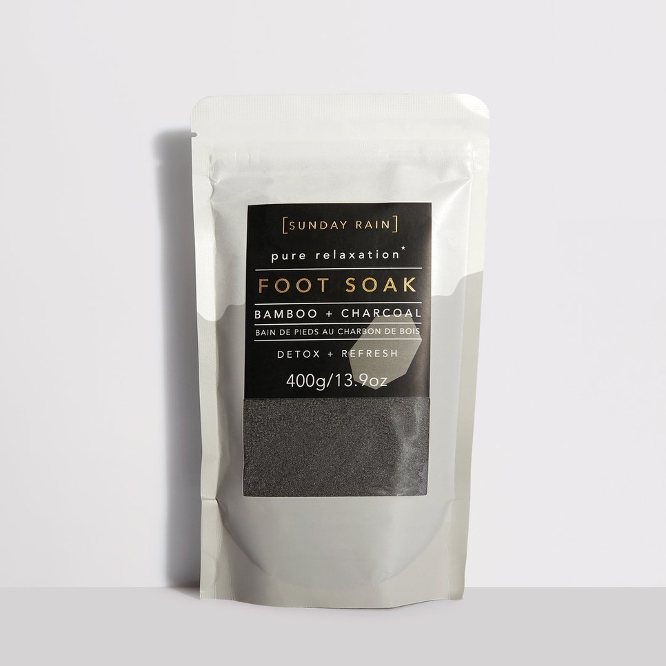 Lábáztató só aktív szénnel és bambusszal SUNDAY RAIN asos.com