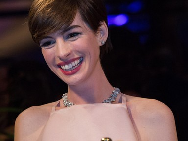 Oscar 2013: Anne Hathaway mentegetőzik a ruhája miatt