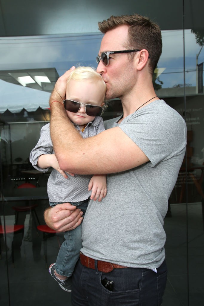 James Van Der Beek 2014. április 13-án, a West Hollywoodban megrendezett John Varvatos jótékonysági esten kisfiával, Joshuával. A felvétel egy olyan időszakból származik, amikor a sztár számára a karrier mellett már az apaság is meghatározó szerepet játszott. Elsőszülött gyermeke itt még alig volt kétéves, ekkoriban gyakran magával vitte őt a különböző nyilvános eseményekre.