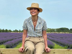 Jennifer Lopez elhozta nekünk a nyár leglazább trendjét: hódít a cottagecore