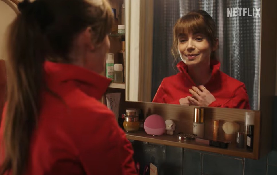 A népszerű Emily Párizsban Netflix sorozatban a Foreo arctisztító készüléke is feltűnik
