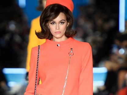 Jackie Kennedy klónjaként vonult Kaia Gerber és a Hadid lányok a Moschino bemutatón! 