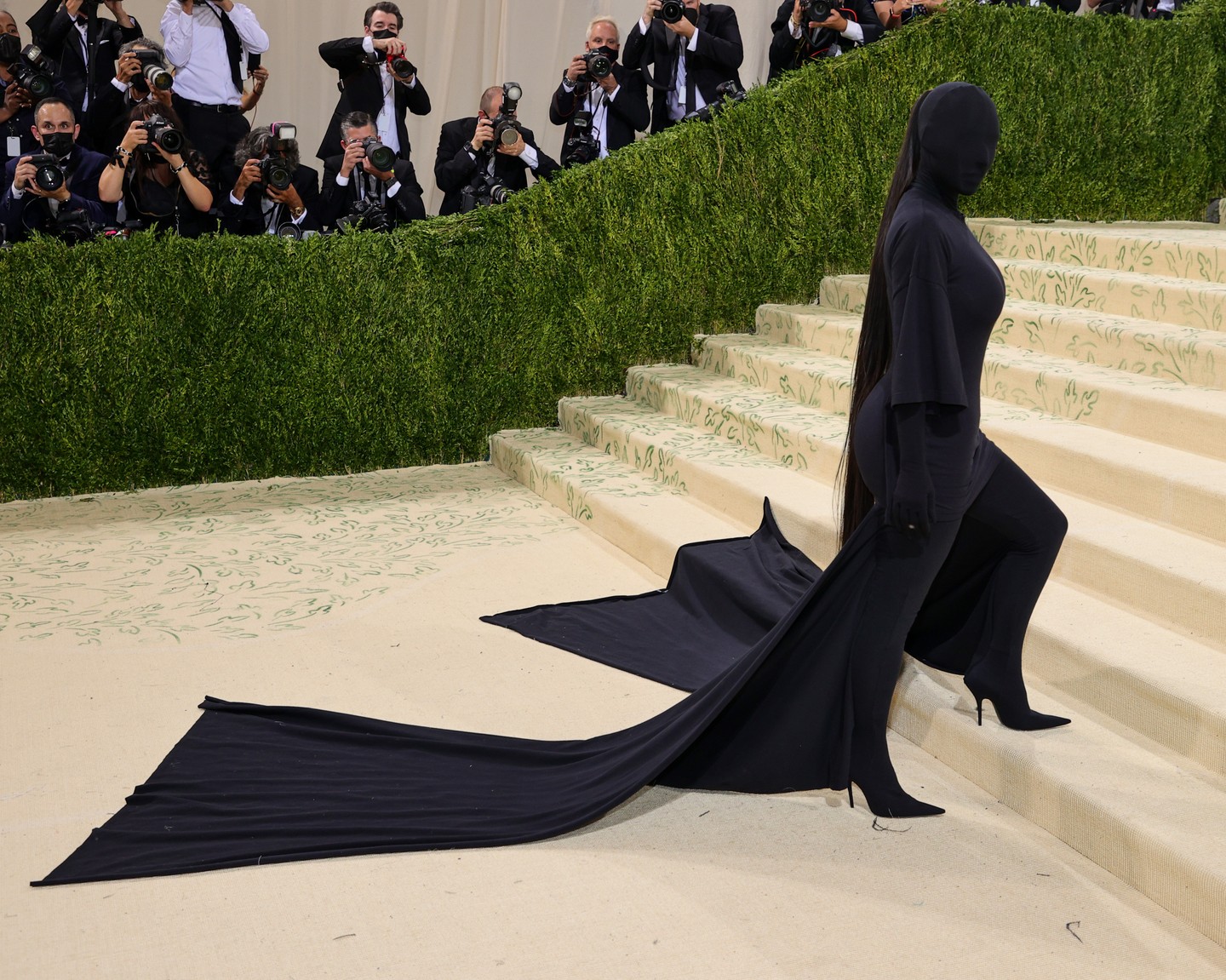 Mind emlékszünk Kim Kardashian szettjére a 2021-es Met gáláról - ezt is Demna tervezte