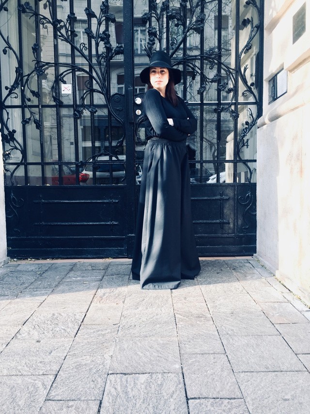 Nincs menőbb Cselényi Eszter pávatollas kalapjánál!