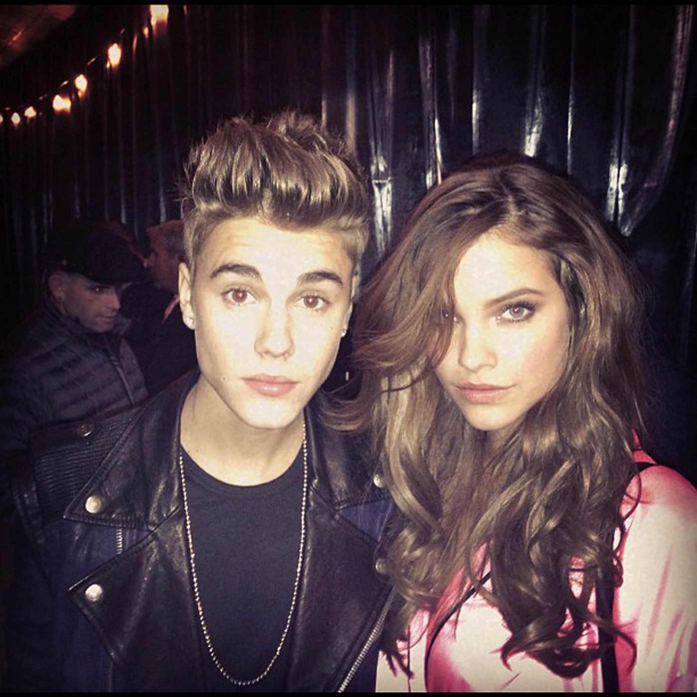 Közös szelfi Justin Bieberrel: Palvin Barbara és Justin Bieber a 2012-es Victoria's Secret Fashion Show kulisszái mögött találkoztak, ahol Justin fellépőként, Barbara pedig modellként vett részt. A róluk készült közös kép villámgyorsan elterjedt a közösségi médiában, és nagy visszhangot váltott ki. Sokan azt gyanították, hogy a két híresség között szerelem szövődött, azonban mindketten megerősítették, hogy csak barátok. Ez a pillanat tovább erősítette Barbi ismertségét, különösen az amerikai közönség körében.