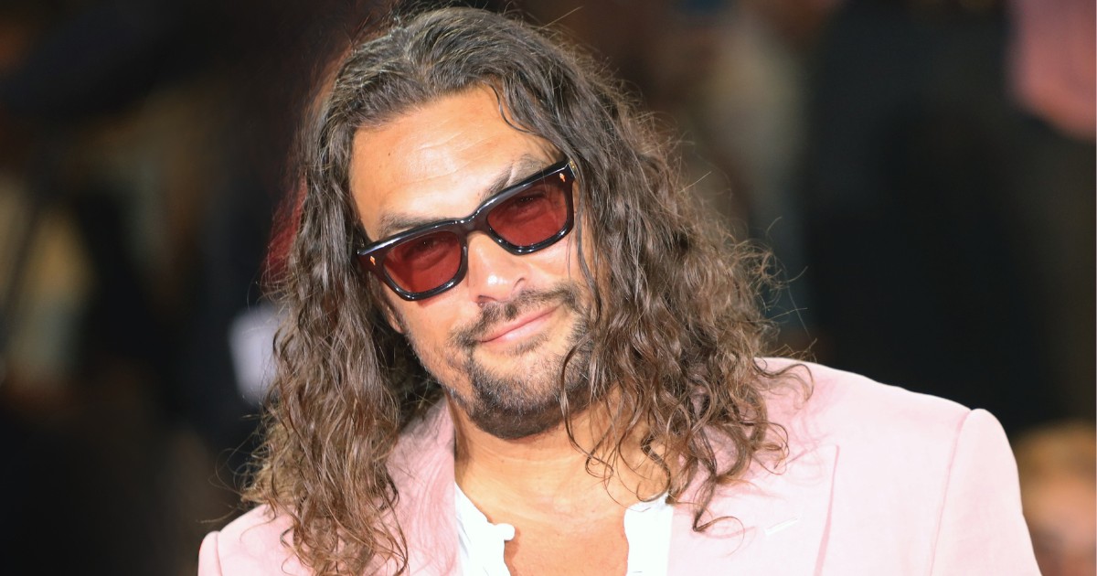 Jason Momoa és szerelme le sem tudták venni a kezüket egymásról, a vörös szőnyegen turbékolt a pár