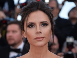 Victoria Beckham megint megcsinálta! Lábemelés Cannes-ban is