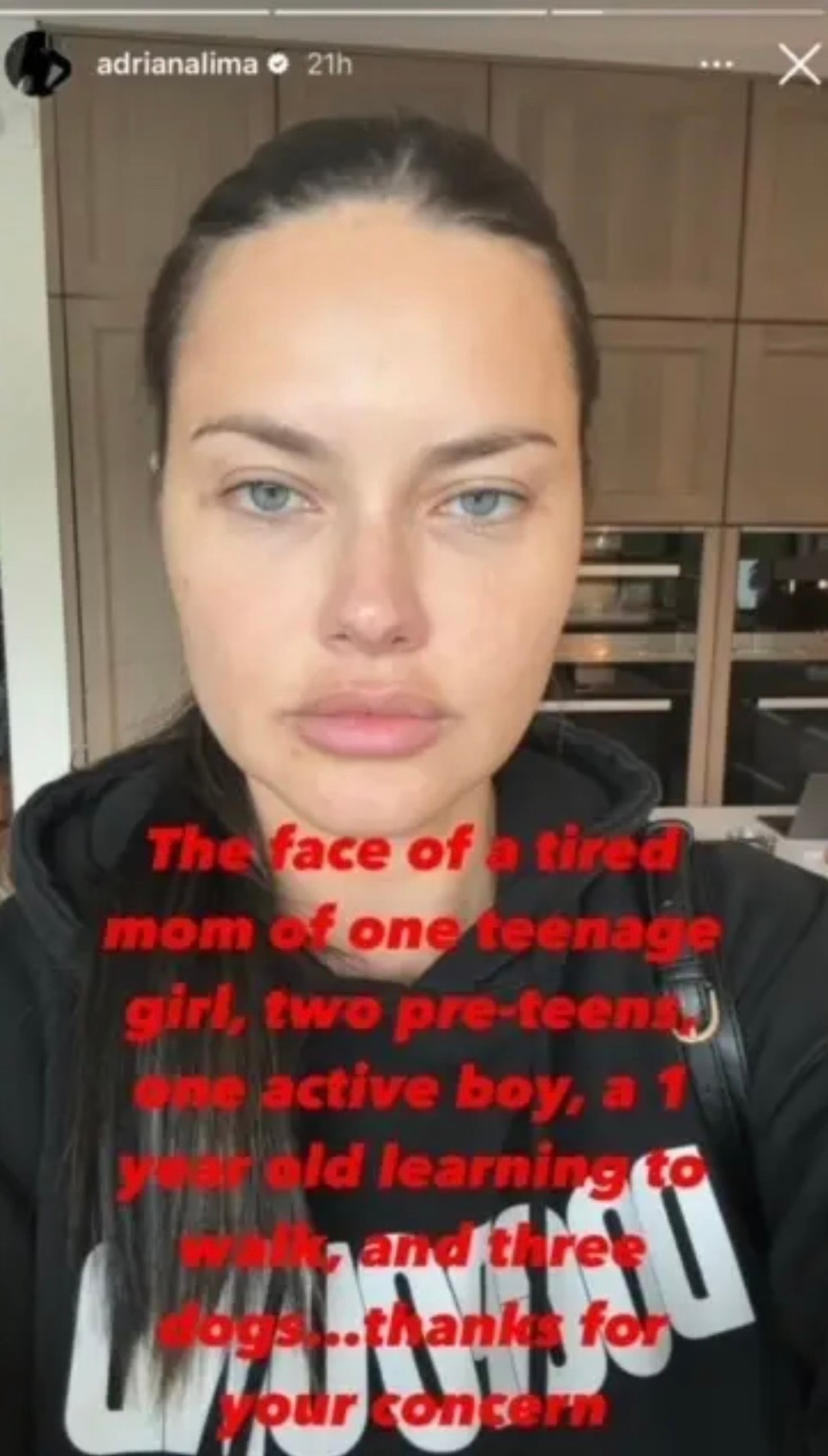 Adriana Lima semmit nem változtatott magán, egyszerűen csak fáradt