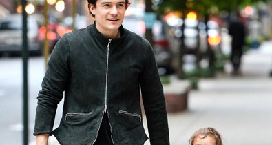 Napi cuki: Orlando Bloom kisfiával sétál