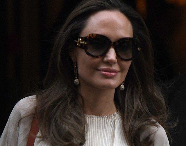 Angelina Jolie ruhája olyan gyönyörű, hogy még bimbóvillantásáról is eltereli a figyelmet