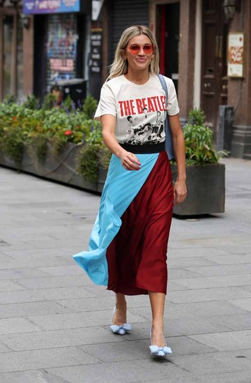 Zenekaros póló és aszimmetrikus szoknya