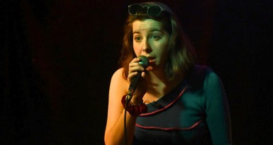 „Nő vagyok, vicces, és nem kérek elnézést” – Ress Abigél felrobbantja a hazai stand-upot