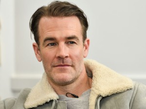 Megszólalt James Van Der Beek özvegye, megható soraiba beleszakad a szíved
