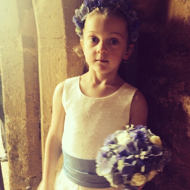 Emlékszel rá? Így néz ki most a morcos virághintő kislány Kate Middleton és Vilmos esküvőjéről