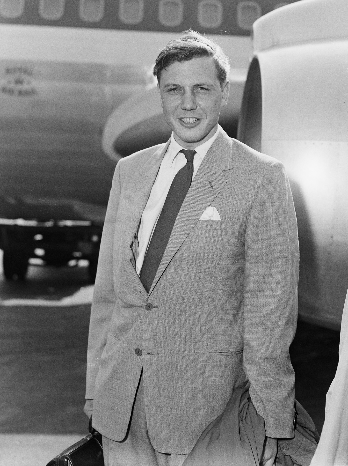 David Attenborough a Londoni Repülőtéren (a mai Heathrow-n) a dél-csendes-óceáni járata előtt, 1959. szeptember 8-án