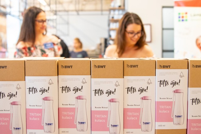 Ez aztán a menőség: egyre több vendéglátóhelyen töltheted meg a kulacsod szűrt vízzel