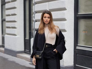 Nagyon stílusos szettel fejezi be a hetet Kárpáti Rebeka