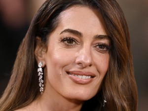 Rég láttuk ennyire bevállalósnak Amal Clooney-t, George Clooney feleségét merész szettben kapták lencsevégre