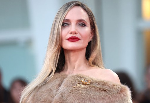 8 felejthetetlen pillanat, amikor Angelina Jolie meztelenruhában perzselte fel a vörös szőnyeget