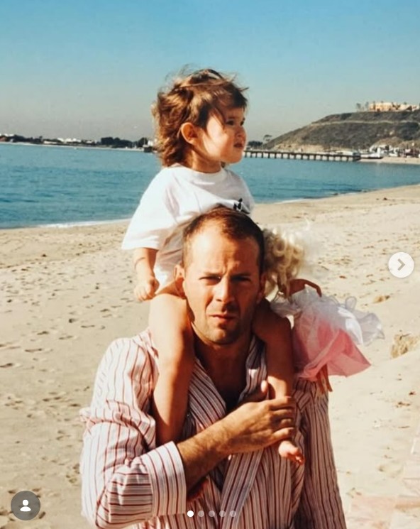 Demi Moore egy tengerparti archív fotóval tisztelgett volt férje, Bruce Willis előtt apák napján. Bejegyzésében így fogalmazott: „A szeretet generációi. Ma a mi hihetetlen BW-nket ünnepeljük. Szeretetet küldünk minden apának, ma és mindörökké.”