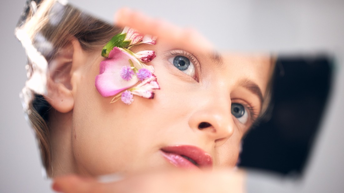 Sok esetben nem úgy látjuk magunkat, mint a környezetünk, ez pedig a gyermekkori élményeinkre, kapcsolódásainkra vezethető vissza