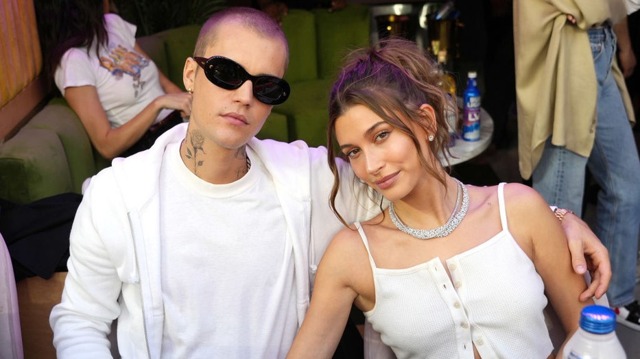 Megszületett Hailey Bieber és Justin Bieber első gyermeke, tündéri fotóval jelentették be