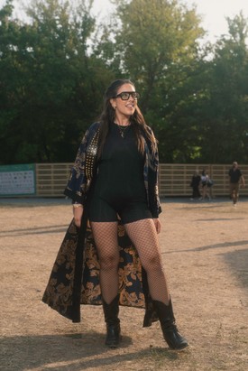 Ez a szett igazi drámai belépőt garantál: a hosszú, aranymintás köpeny és a hálós harisnya azonnal magára vonja a tekintetet. A fekete összeállítás és a vagány csizmák tökéletes alapot teremtenek, hogy a kiegészítők és a különböző textúrák érvényesülhessenek. A hatás egyszerre rockos, bohém és egy leheletnyit misztikus.