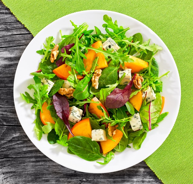 Jöhet egy könnyed vacsora? Készíts barackos-kéksajtos salátát!