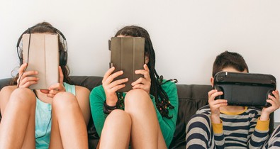 Maradandó idegrendszeri károkat okozhat a túl sok képernyőidő a WHO szerint