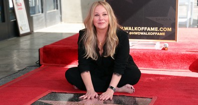 Teljesen összeomlott Christina Applegate, borzalmas veszteség érte a beteg színésznőt