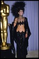Cher 1986-ban egy provokatív Bob Mackie-kreációban adta át a legjobb férfi mellékszereplőnek járó díjat az Oscar-gálán / Fotó: Northfoto